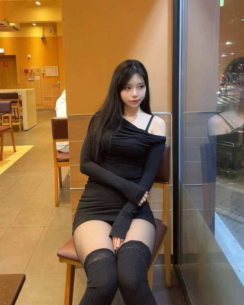 《美女全是黑丝大长腿，真的顶！》-资源岛资源岛